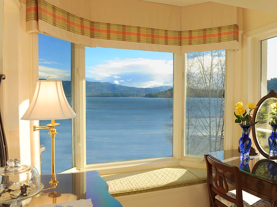 Room 3:  Bay Window Lake View Seating